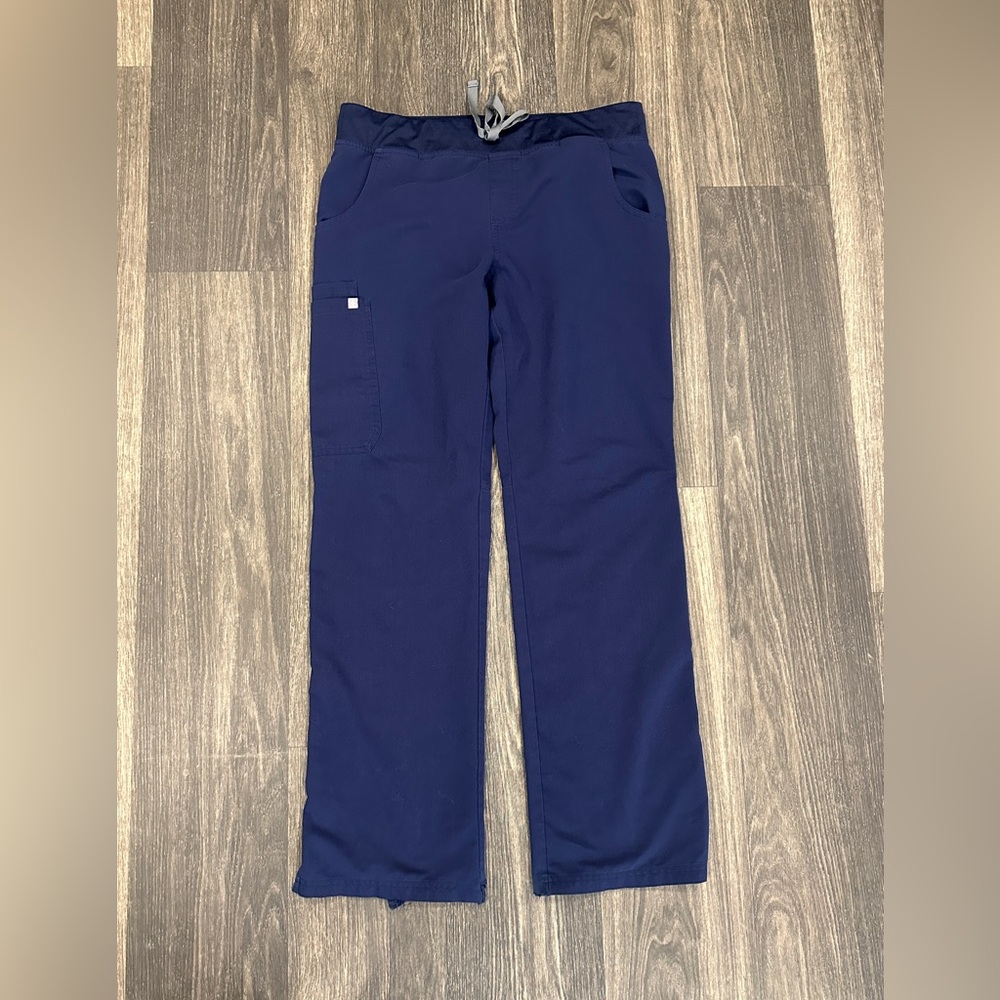 2 pairs of women’s medium Kade figs scrubs